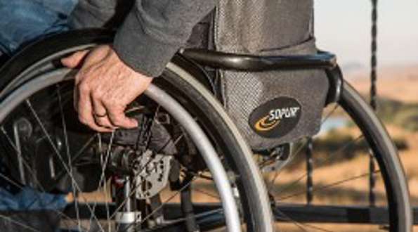 כניסה לעזרה בכיסא גלגלים