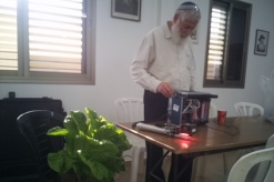 ניסויים מורכבים בירקות עלים תוך שימוש באמצעים טכנולגיים מתקדמים