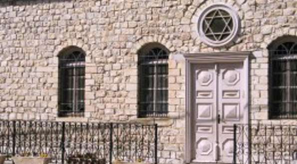 הוצאת ספר תורה במעמד זכר ל"הקהל'  לתלמידים המתקיים מחוץ לבית הכנסת  
