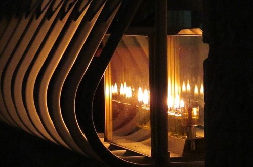 הדלקת נר חנוכה בשמן תרומה