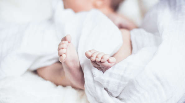הפרדת קרומי השק העוברי (סטריפינג) לקראת לידה – האם מטמאת?