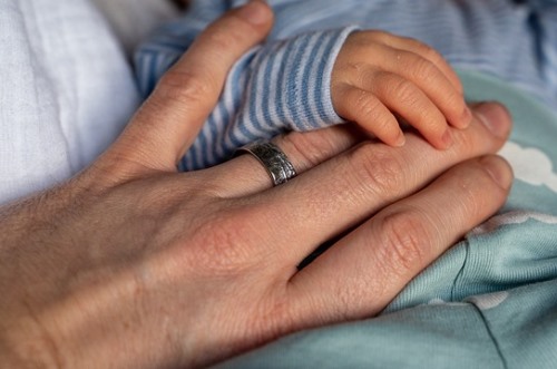 'שלושה שותפים' – האם הוכחה לייחוס הוולד בתרומת ביצית?