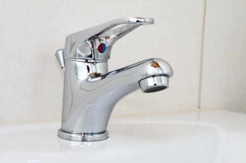 שימוש במים חמים בבתי חולים בשבת – הצעה לפתרון 