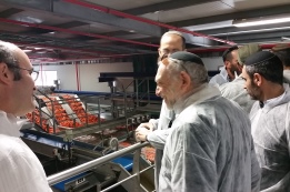 משתתפי תכנית תורה וארץ בסיור לימודי בבתי אריזה ומיון