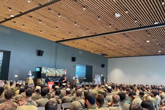 חיילים במרכז התורה והארץ הרצאה בחדר אוכל